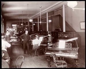 New England Piano Co.:n esittelytila, 1895 (hopeagelatiiniprintti)
